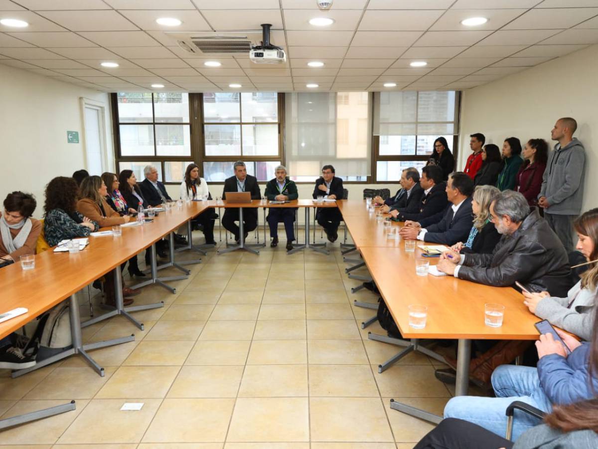 SAG anuncia prohibición de plaguicidas peligrosos y establece nuevas medidas para uso de agroquímicos más sustentables  