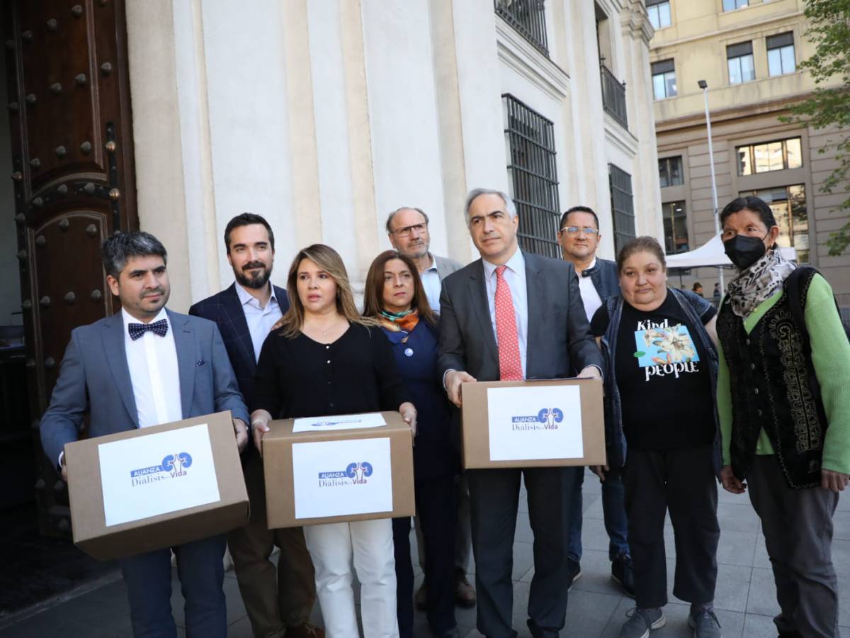 Alianza Diálisis es Vida entrega carta en La Moneda y pide al gobierno tomar medidas para resolver la grave crisis de sostenibilidad del sector