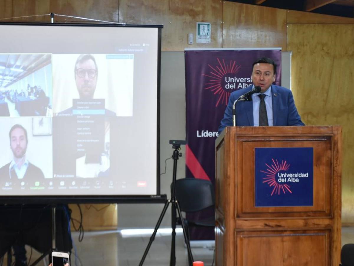 Dirigentes políticos enfrentan posturas durante debate sobre el  proceso constitucional en U. del Alba Chillán