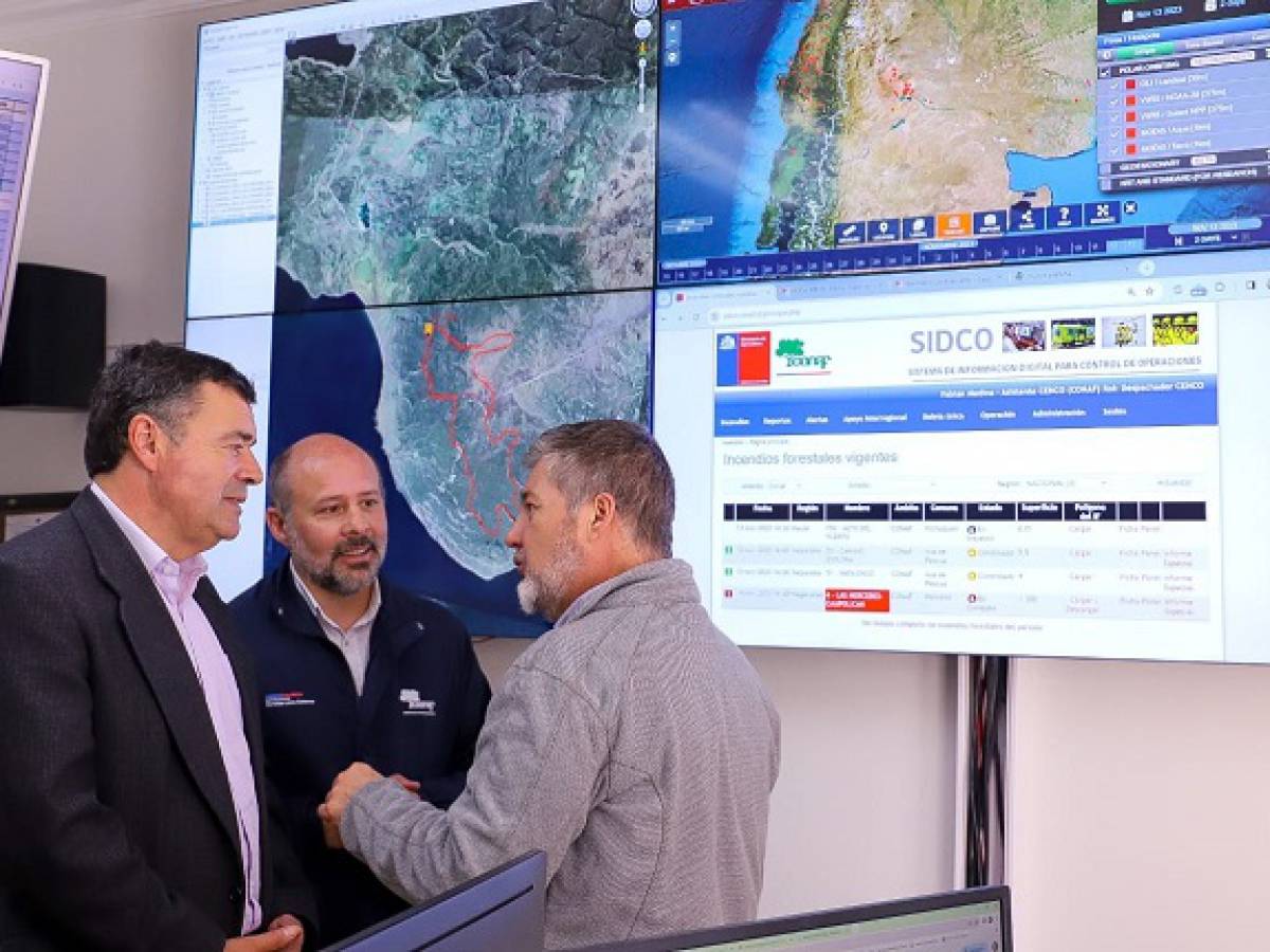 Ministro Valenzuela anuncia 29 brigadas nocturnas para combatir incendios forestales en 2023-2024 