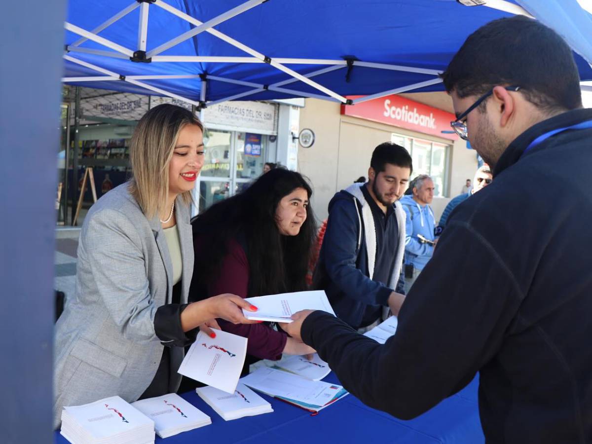Autoridades y vecinos Valoran despliegue del Gobierno entregando la Propuesta de Nueva Constitución