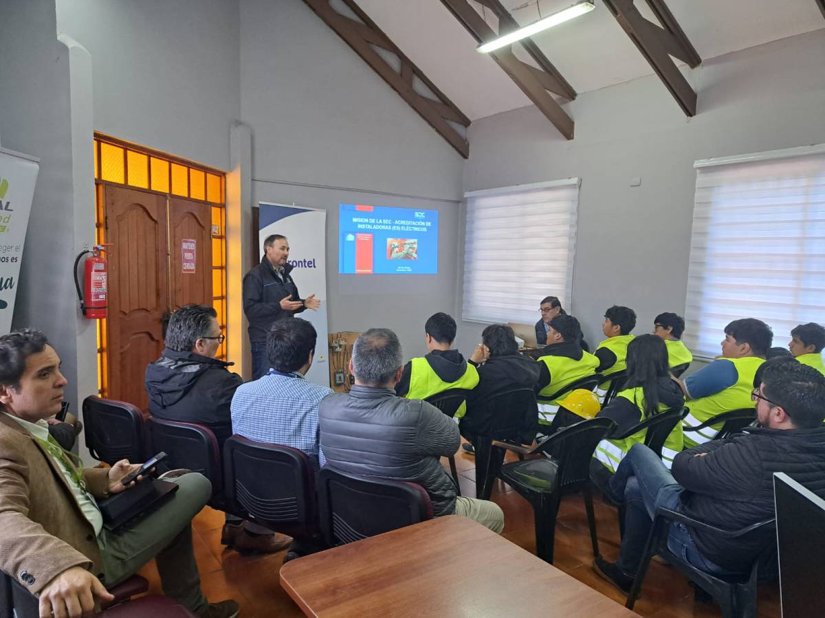 SEC Ñuble participa en Feria de Seguridad y dicta charla sobre materias eléctricas a estudiantes del Liceo Polivalente Juvenal Hernández Jaque