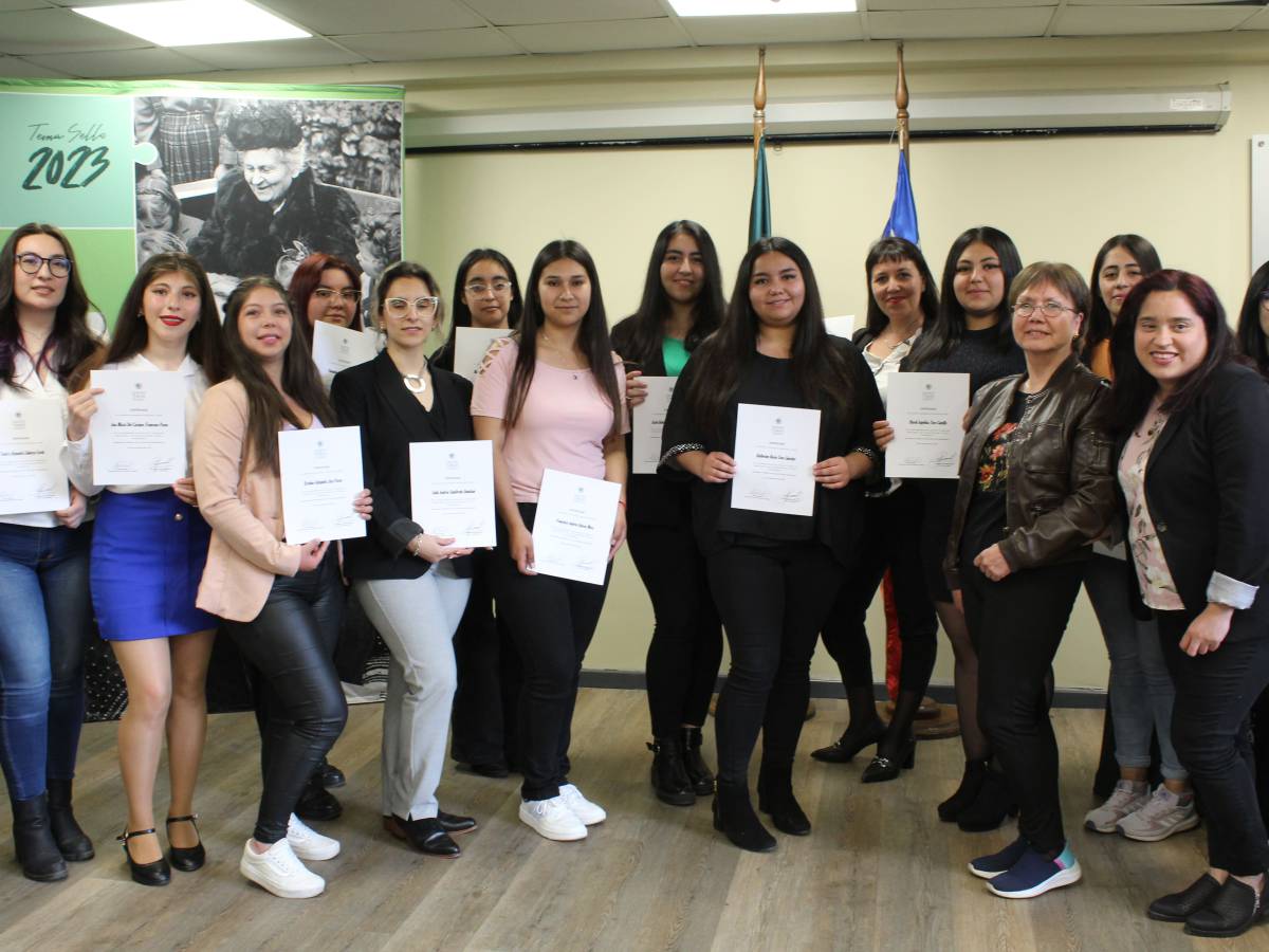 Alumnos del Santo Tomas se certifican en Lengua de Señas
