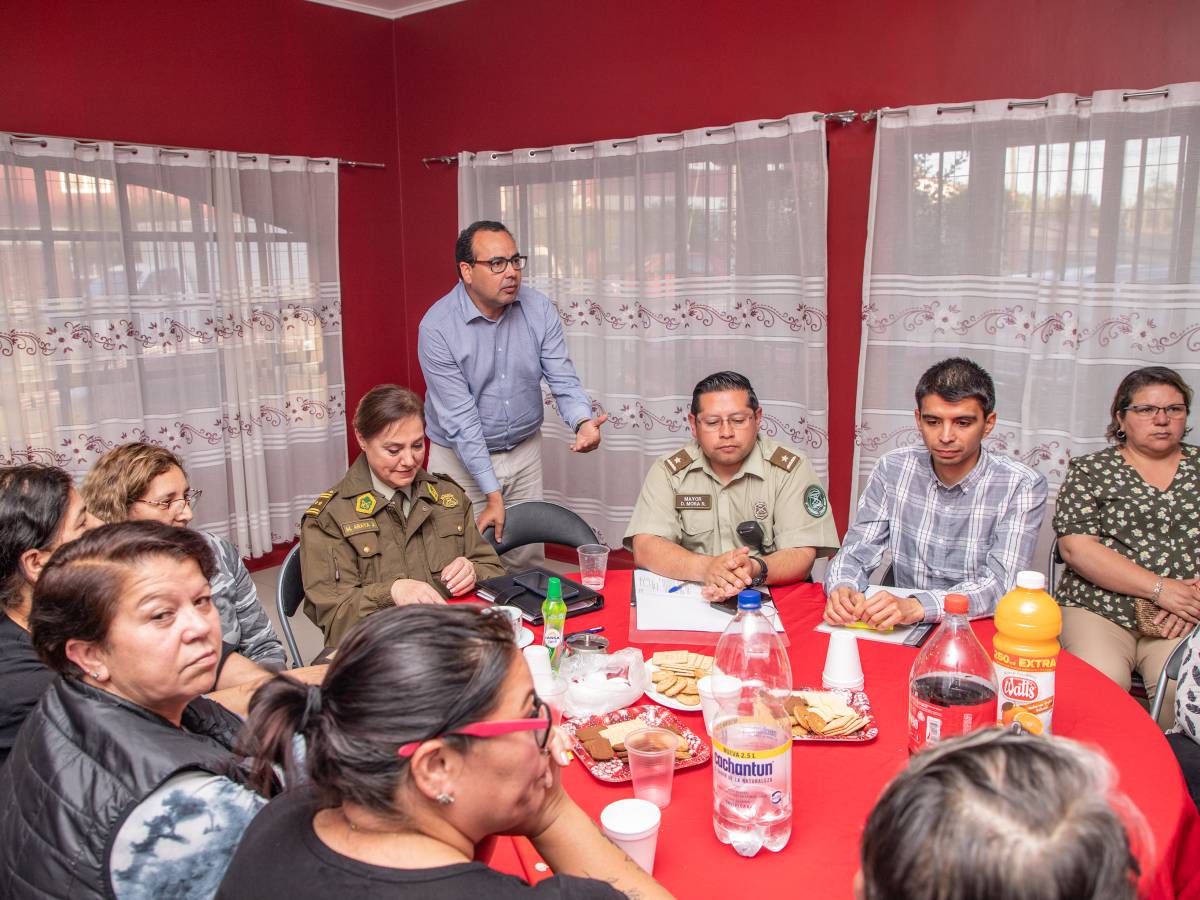 Policias y municipio Abordaron estrategias de Seguridad con Vecinos de Enrique Knothe