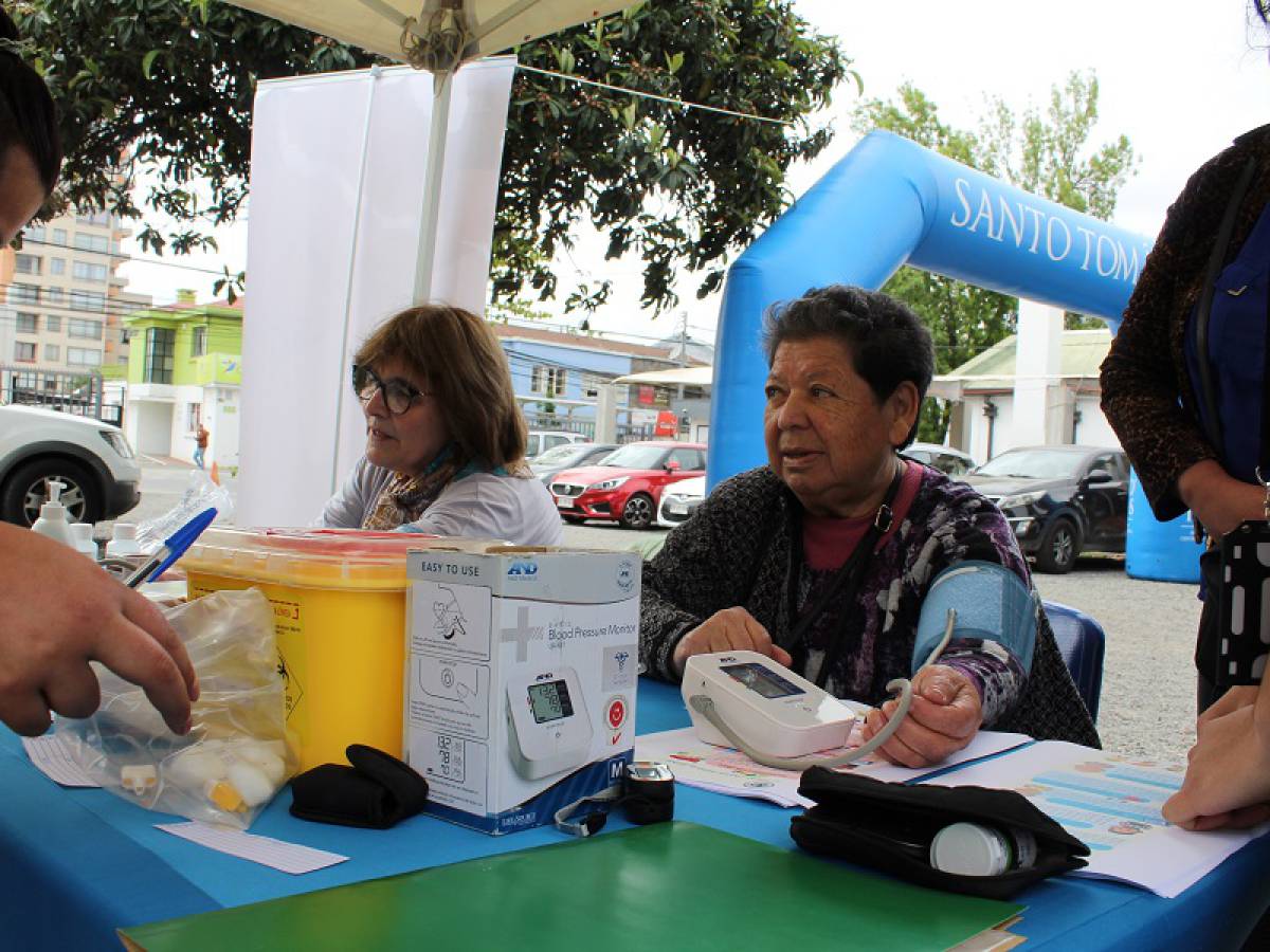 Exitosa Feria de Salud realizaron alumnos del Santo Tomás Chillán