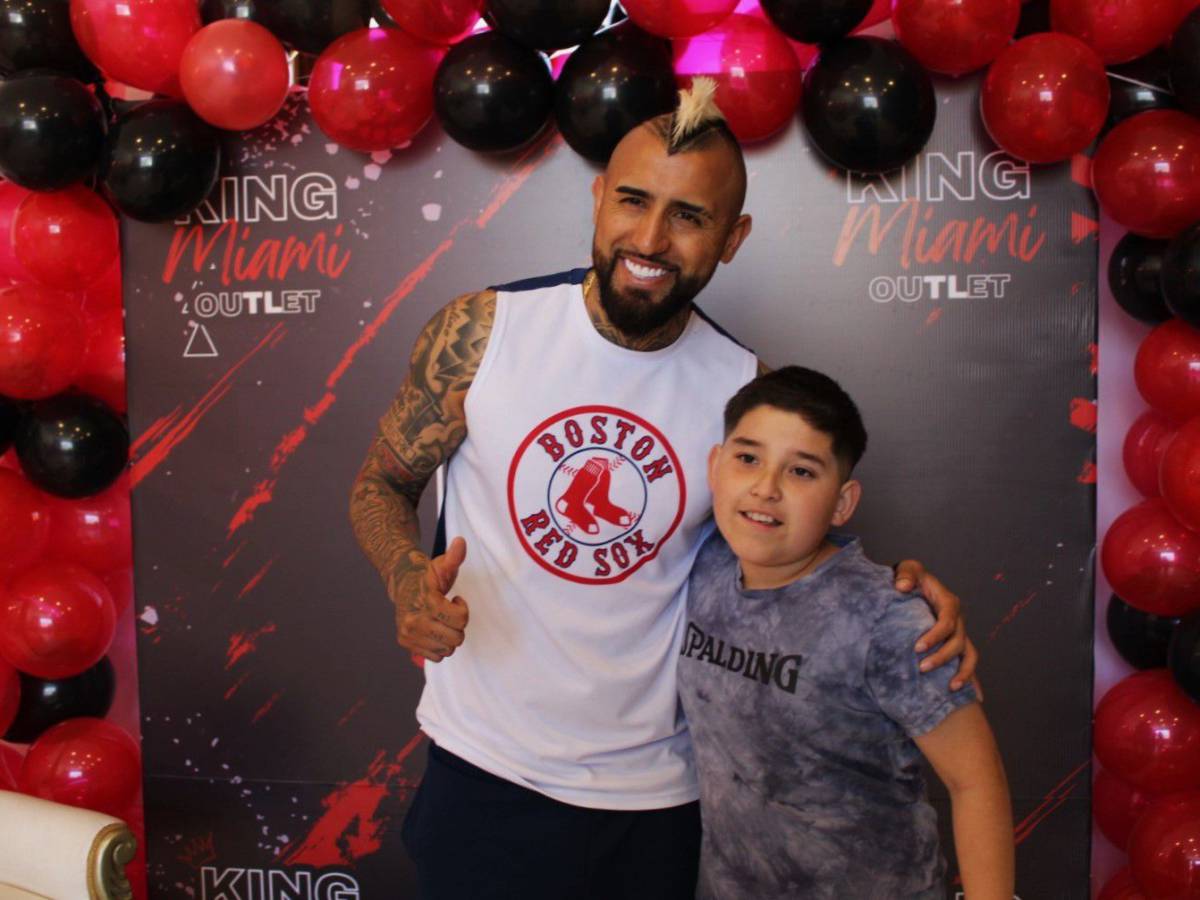 ARTURO VIDAL LLEGA A PATIO OUTLET PEÑUELAS A INAUGURAR NUEVA TIENDA “KING MIAMI OUTLET”