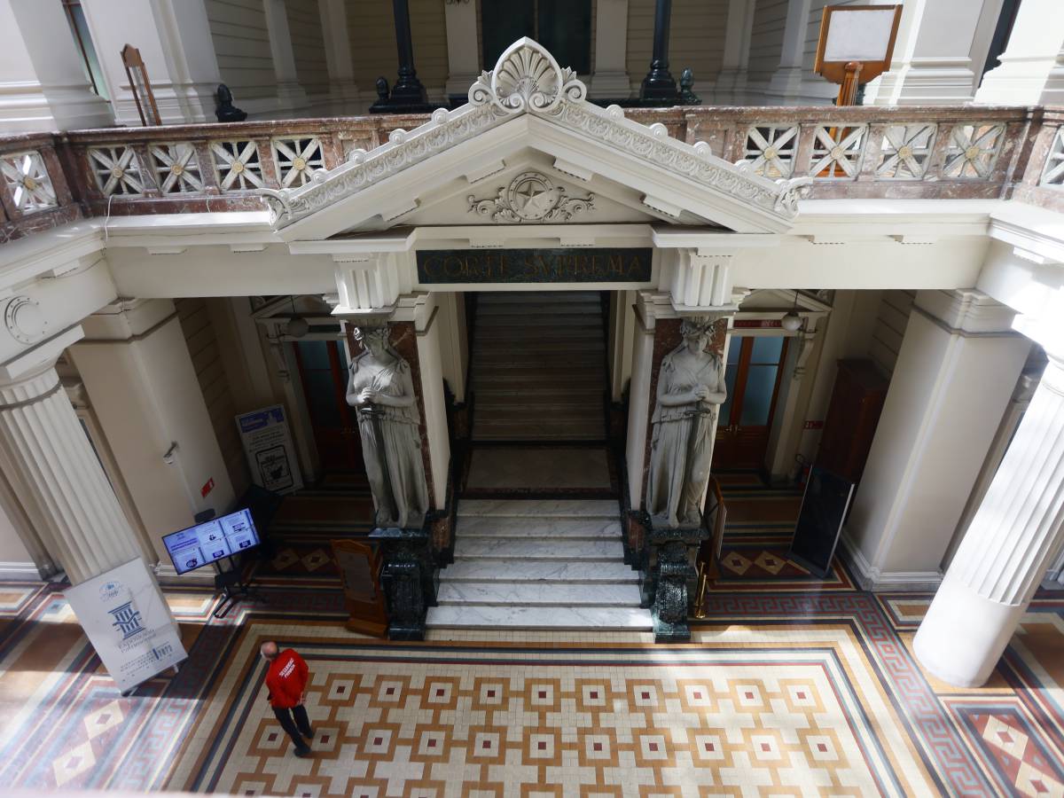 Controversia por la Compra de Vehículos de Alta Gama por la Corte Suprema