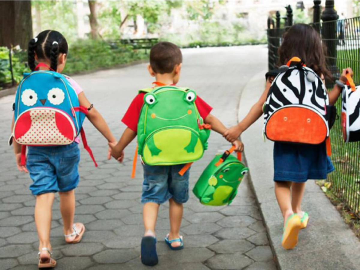 Inicio de la temporada escolar: Los riesgos de usar mochilas con ruedas y  calzados “crecedores”