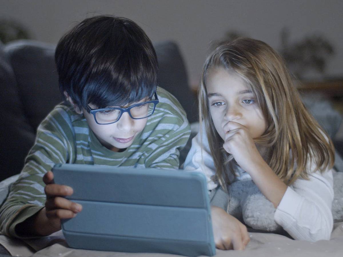 Experto entrega consejos para gestionar las emociones de los hijos en medio de la sobreestimulación tecnológica   