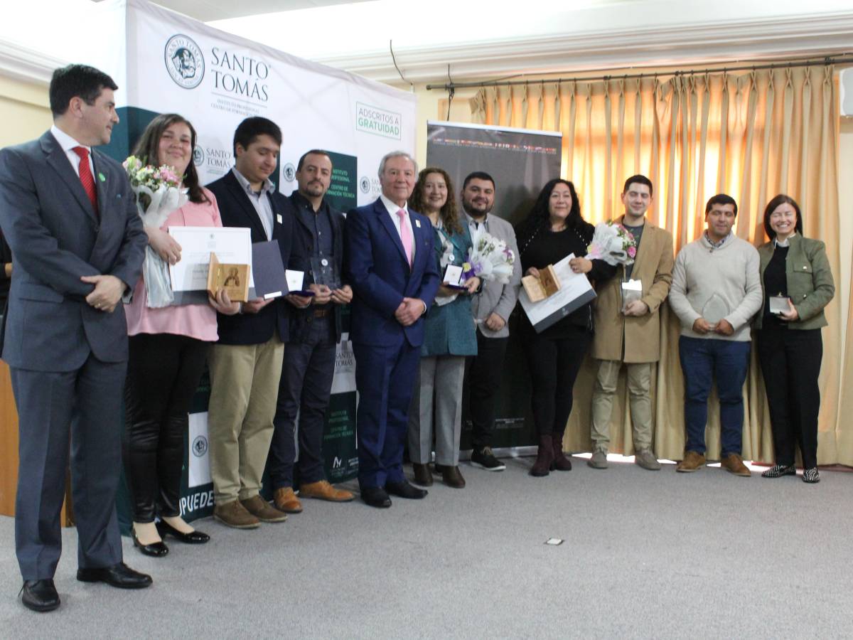 Santo Tomás inauguró Año Académico con la reducción de 2,5 horas de la jornada laboral y la entrega de merecidos reconocimientos