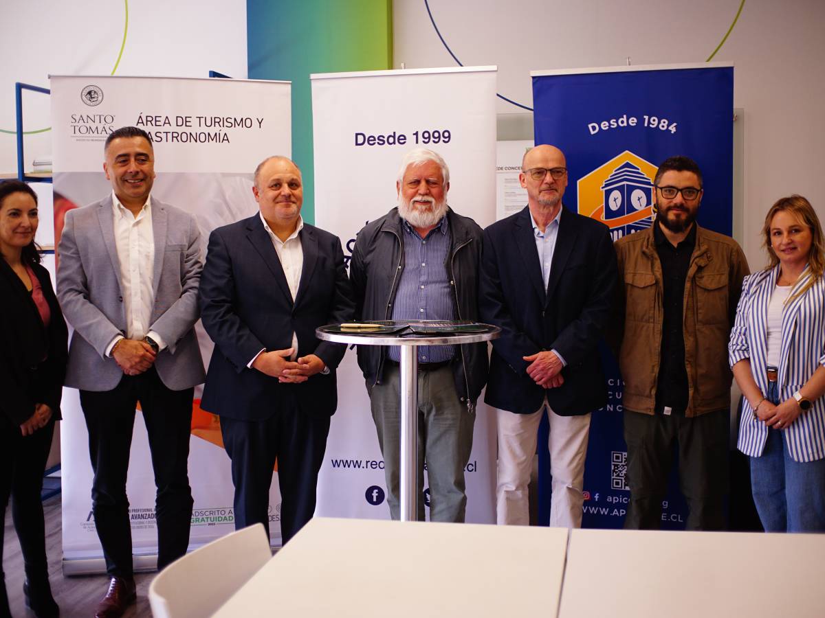 Integrar la miel en la cocina: Carrera de gastronomía del CFT santo tomás concepción firma convenio con la federación red apícola nacional
