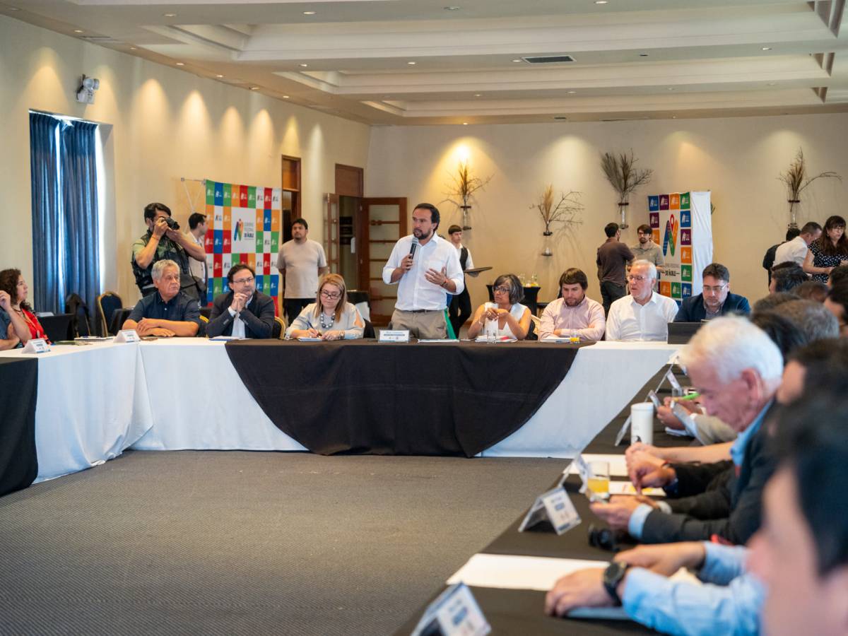 Gobernador Crisóstomo presenta novedoso plan de trabajo con los alcaldes para concretar obras emblemáticas a los 10 años de ser región