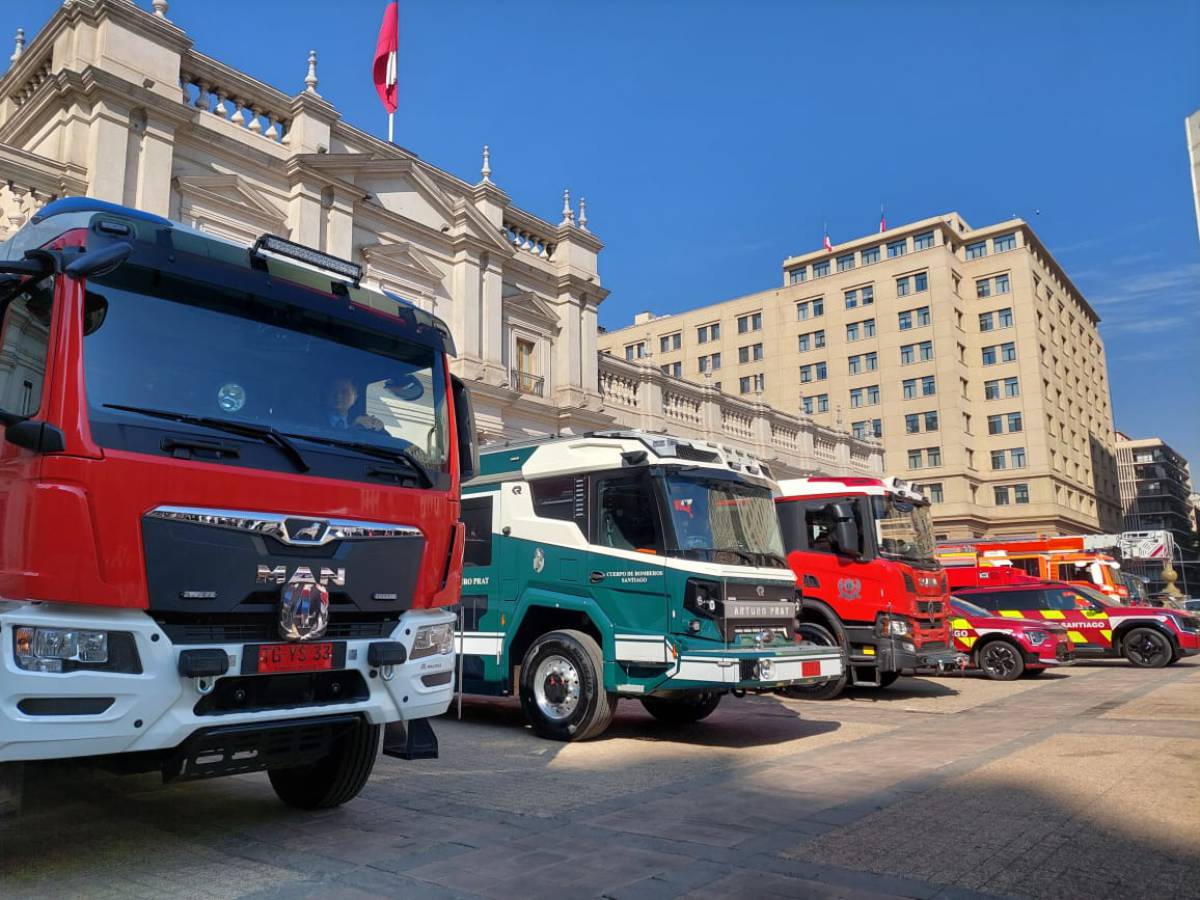 Bomberos de Santiago moderniza su flota con el primer carro bomba eléctrico de Latinoamérica