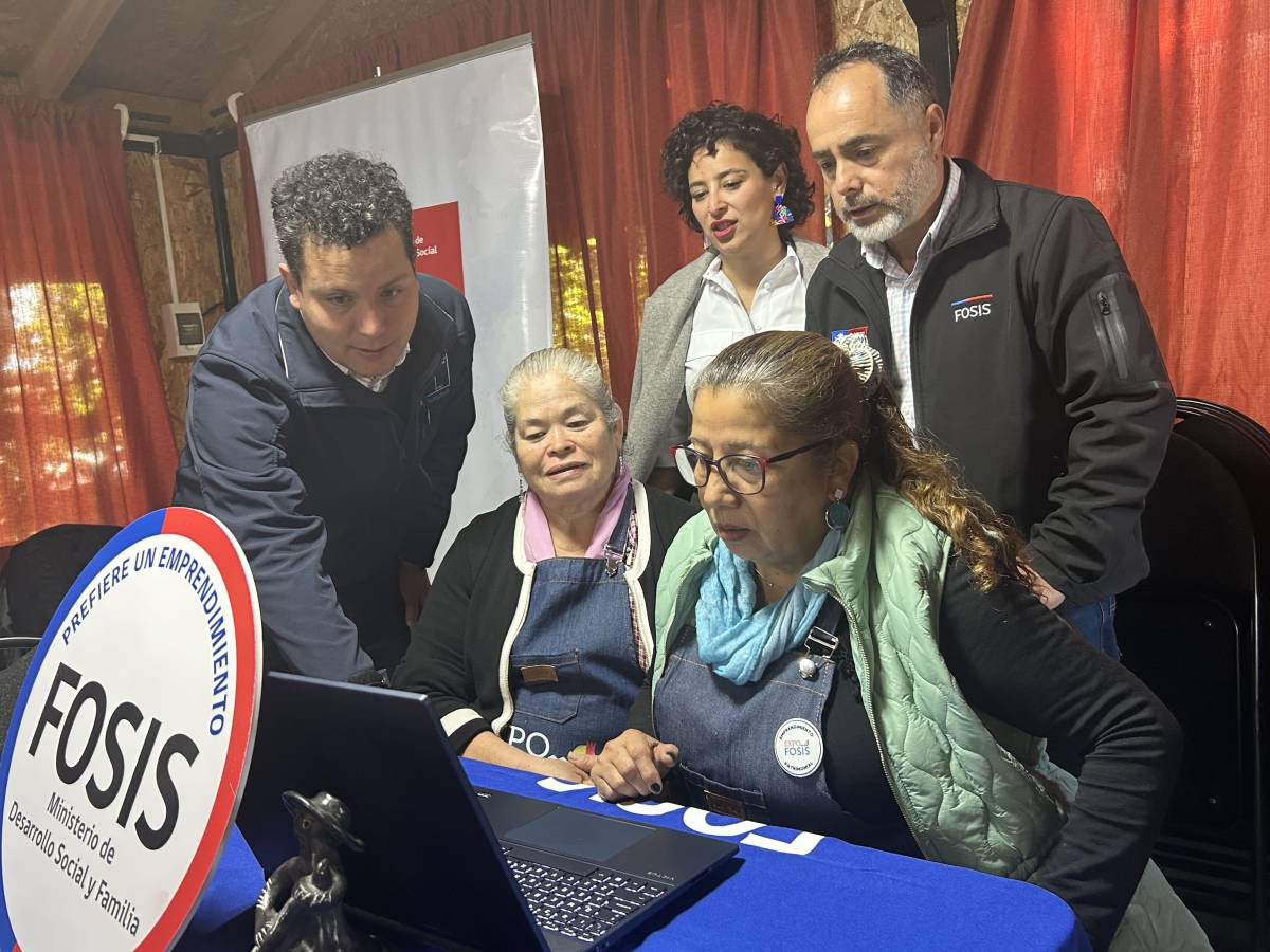 Alfareras de Quinchamalí conocen el nuevo Portal de Emprendimiento para postular al FOSIS