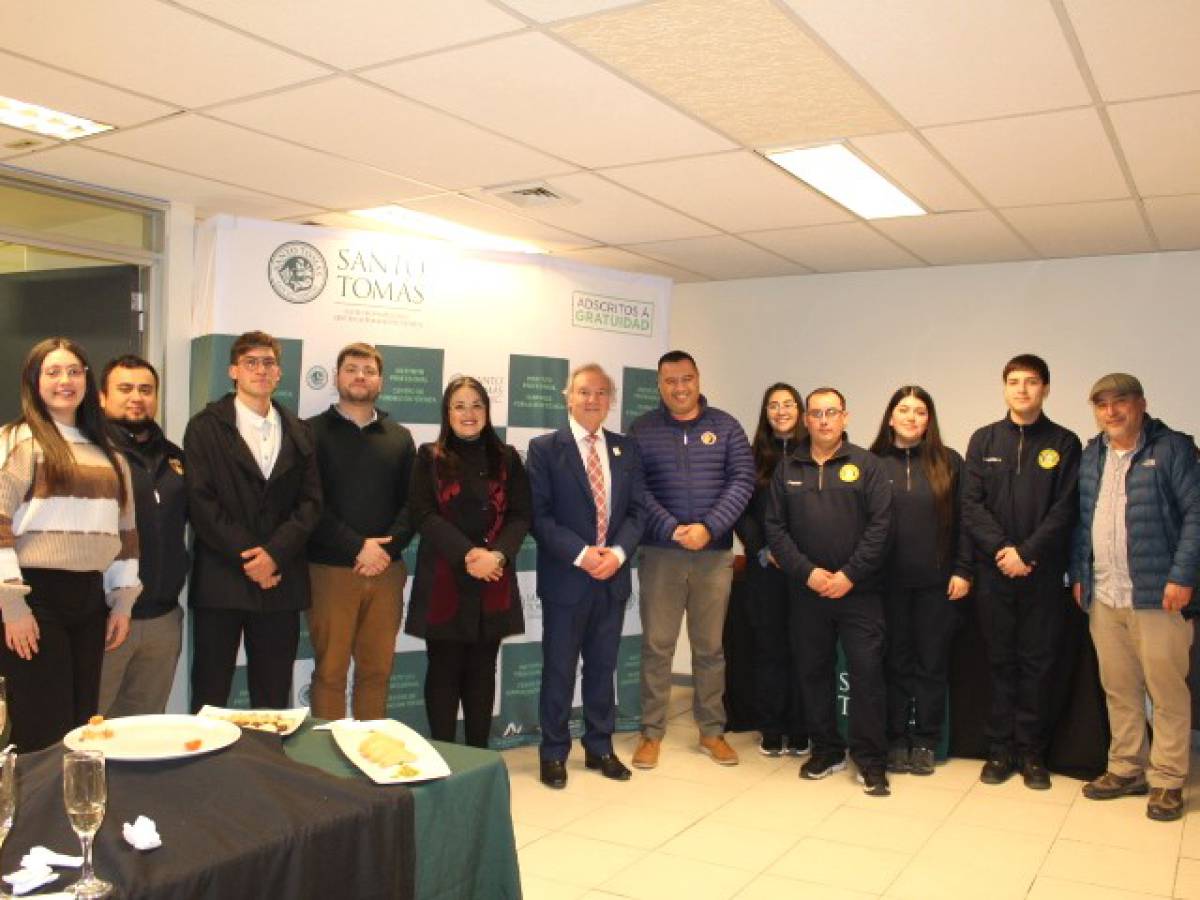 Con homenaje a CONAF, Bomberos y la Municipalidad, Santo Tomás consolida su cena anual de reconocimiento
